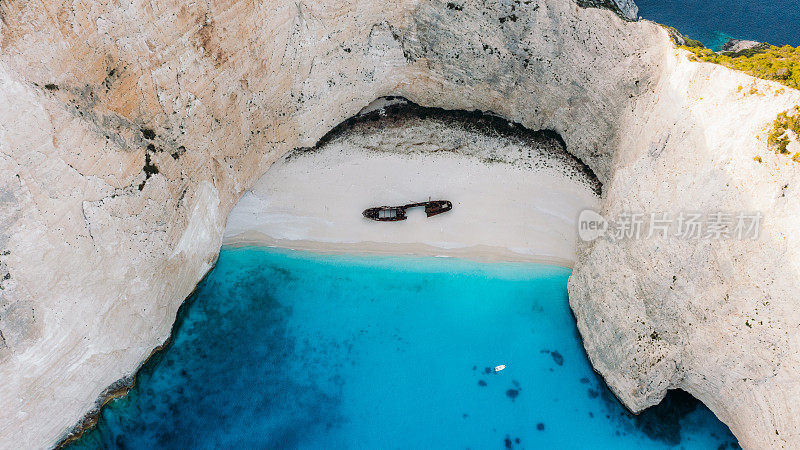 希腊扎金索斯岛(Zakynthos island)，碧绿的大海旁，隐藏的海滩和沉船的鸟瞰图